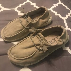 Women’s size 7 hey dudes